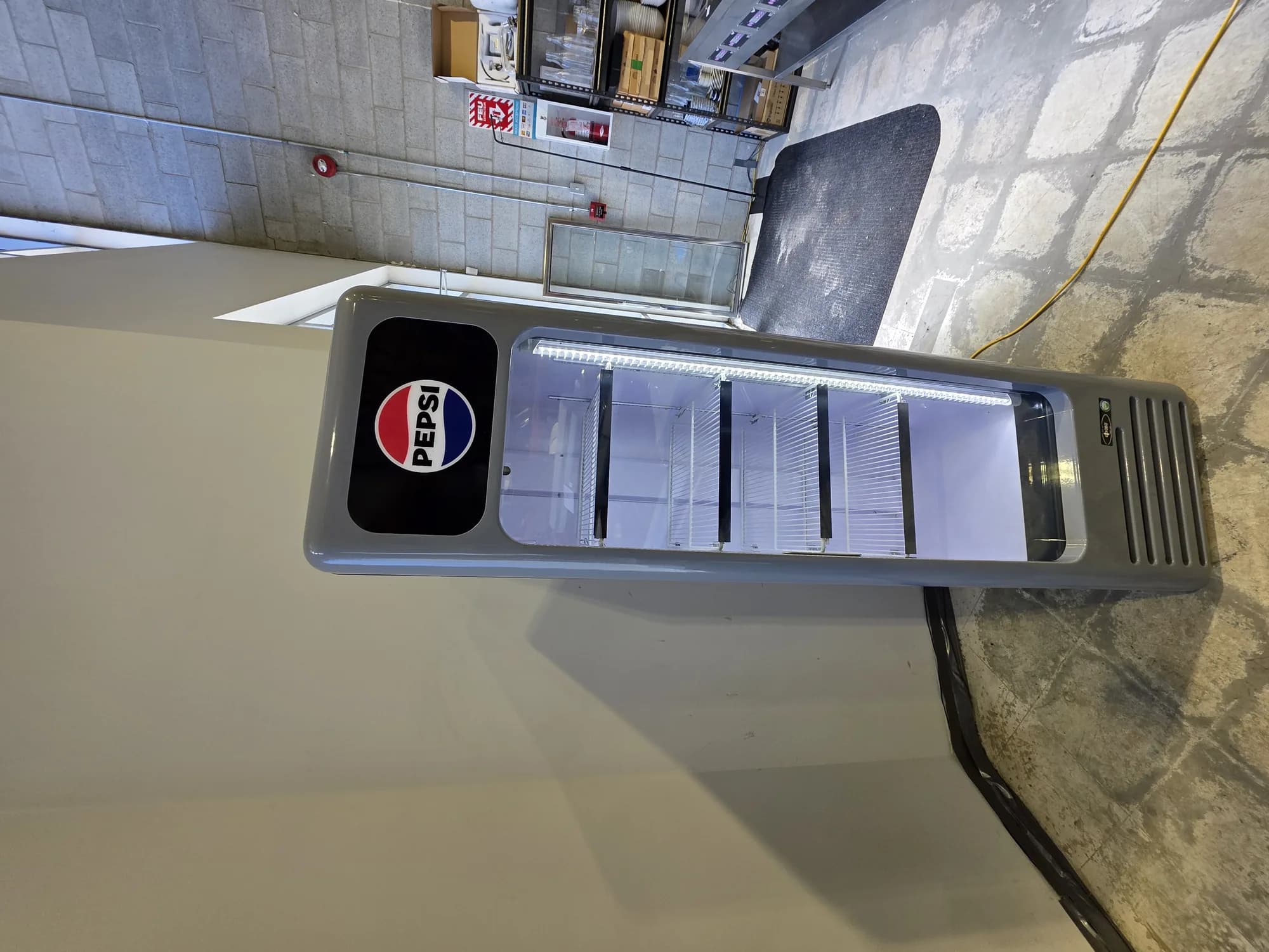 Glass door refrigerator