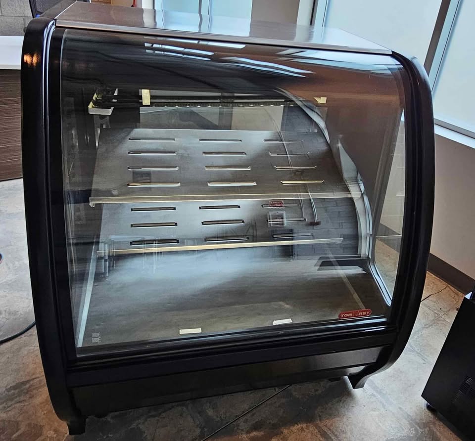 Refrigerated display for pastries